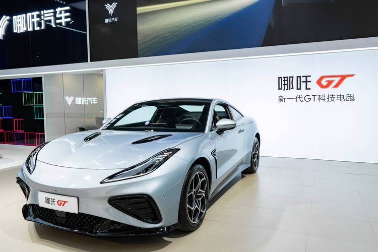 惠州196哪吒汽车在智能汽车领域的表现，领途汽车在新能源汽车市场中的影响力